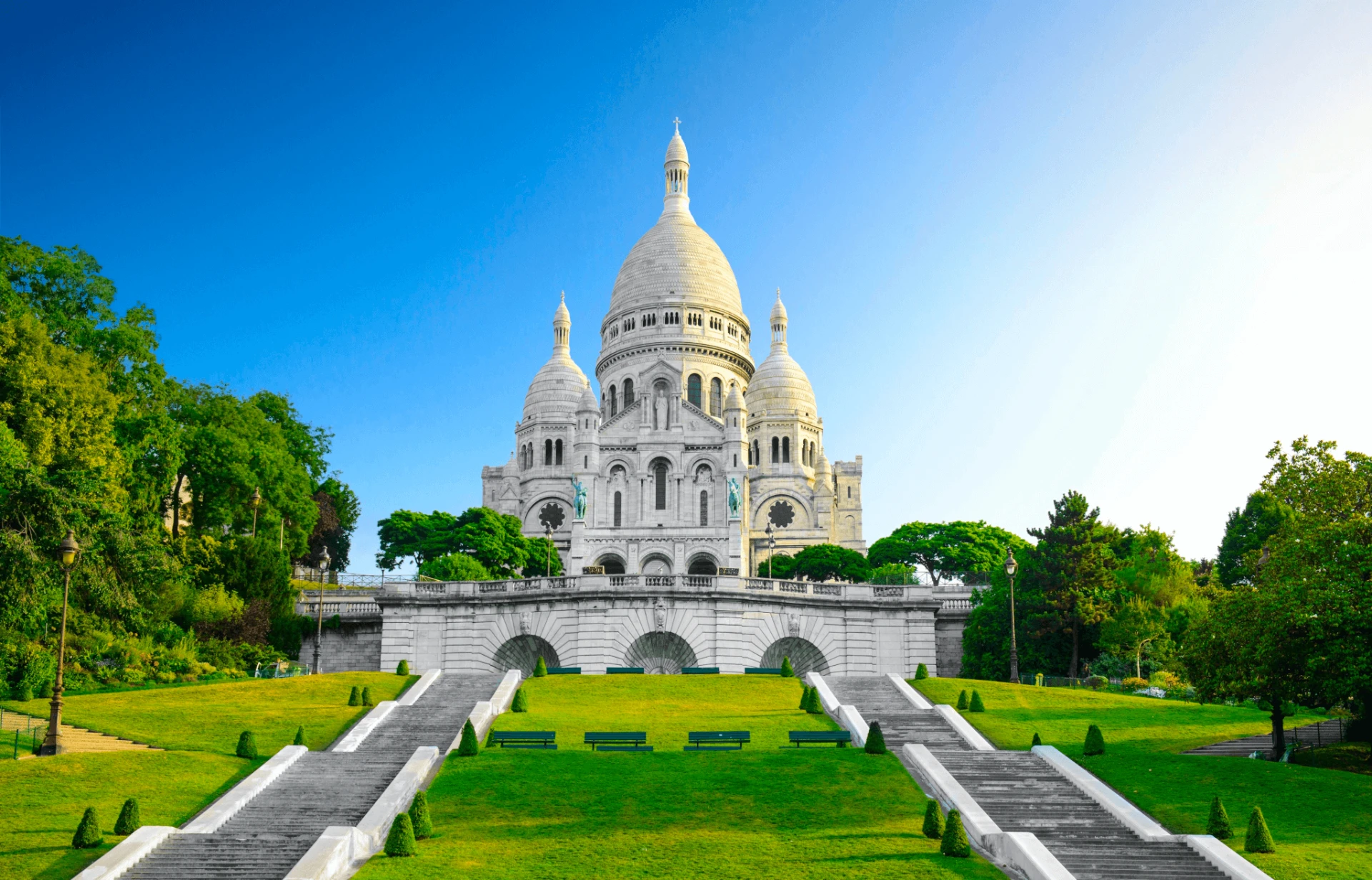 La basilique du Sacré-Cœur vue depuis les pelouses du Square Louise-Michel
