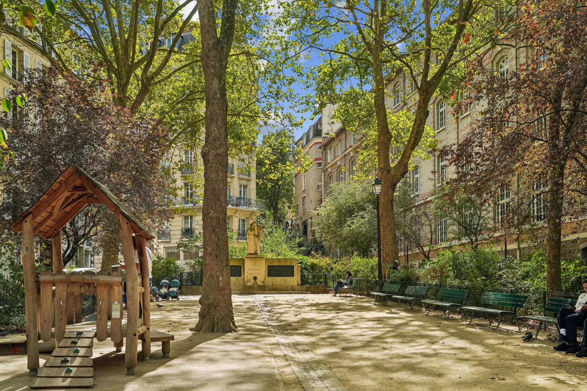 Square Joël Le Tac, parc arboré voisin de l'immeuble