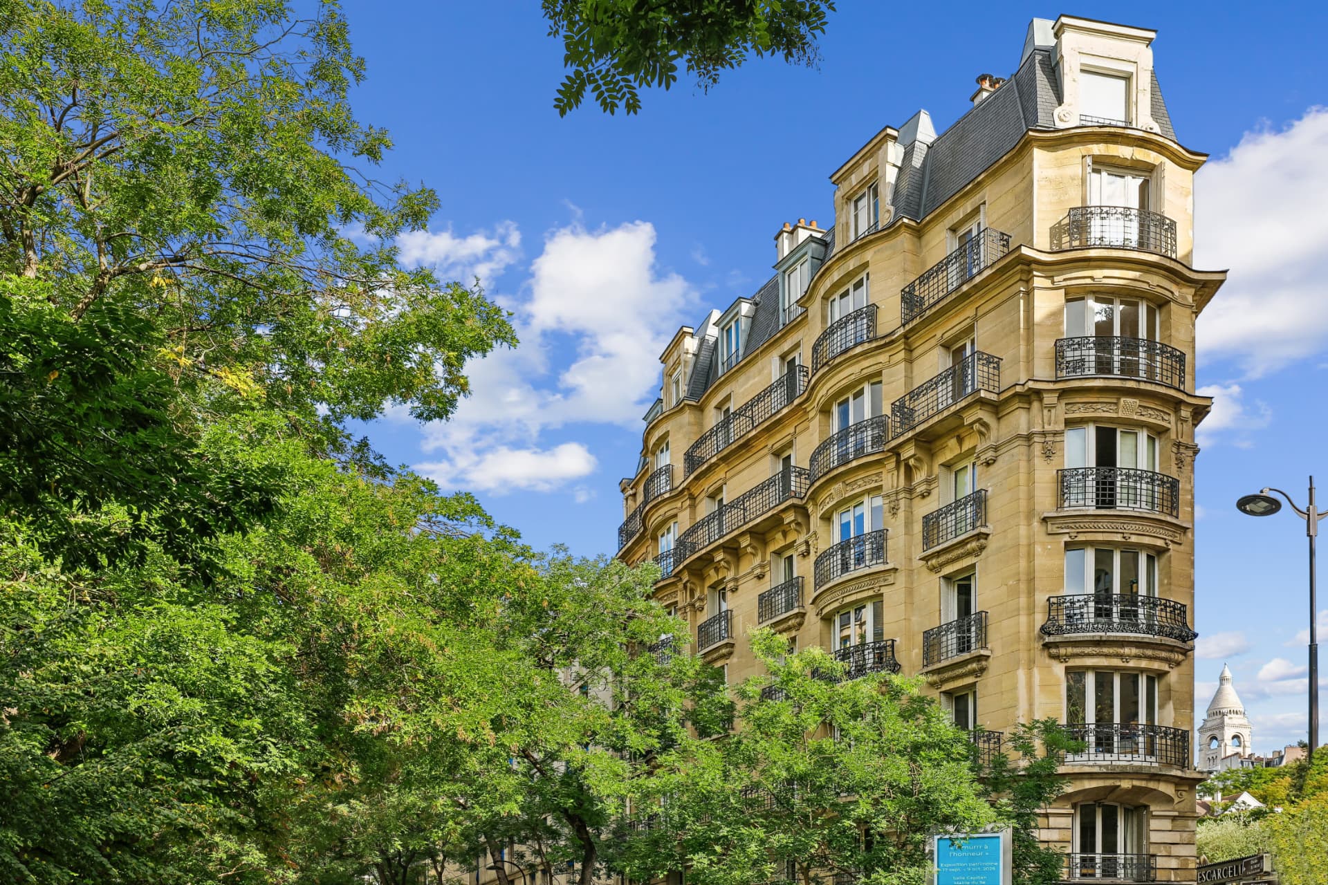 Façade du 98 rue Caulaincourt avec le Sacré-Cœur en arrière-plan