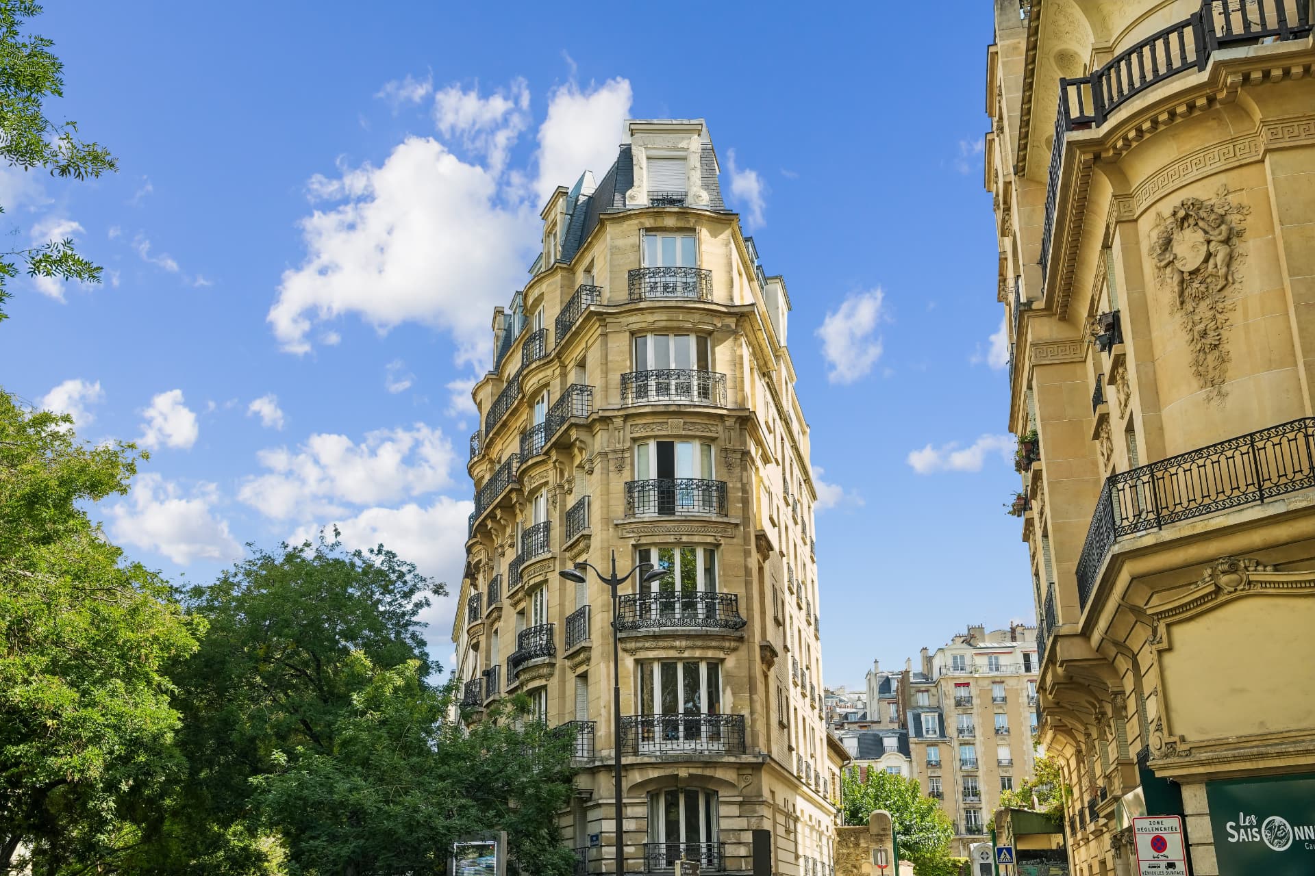 Façade haussmannienne d'angle arborée rue Caulaincourt